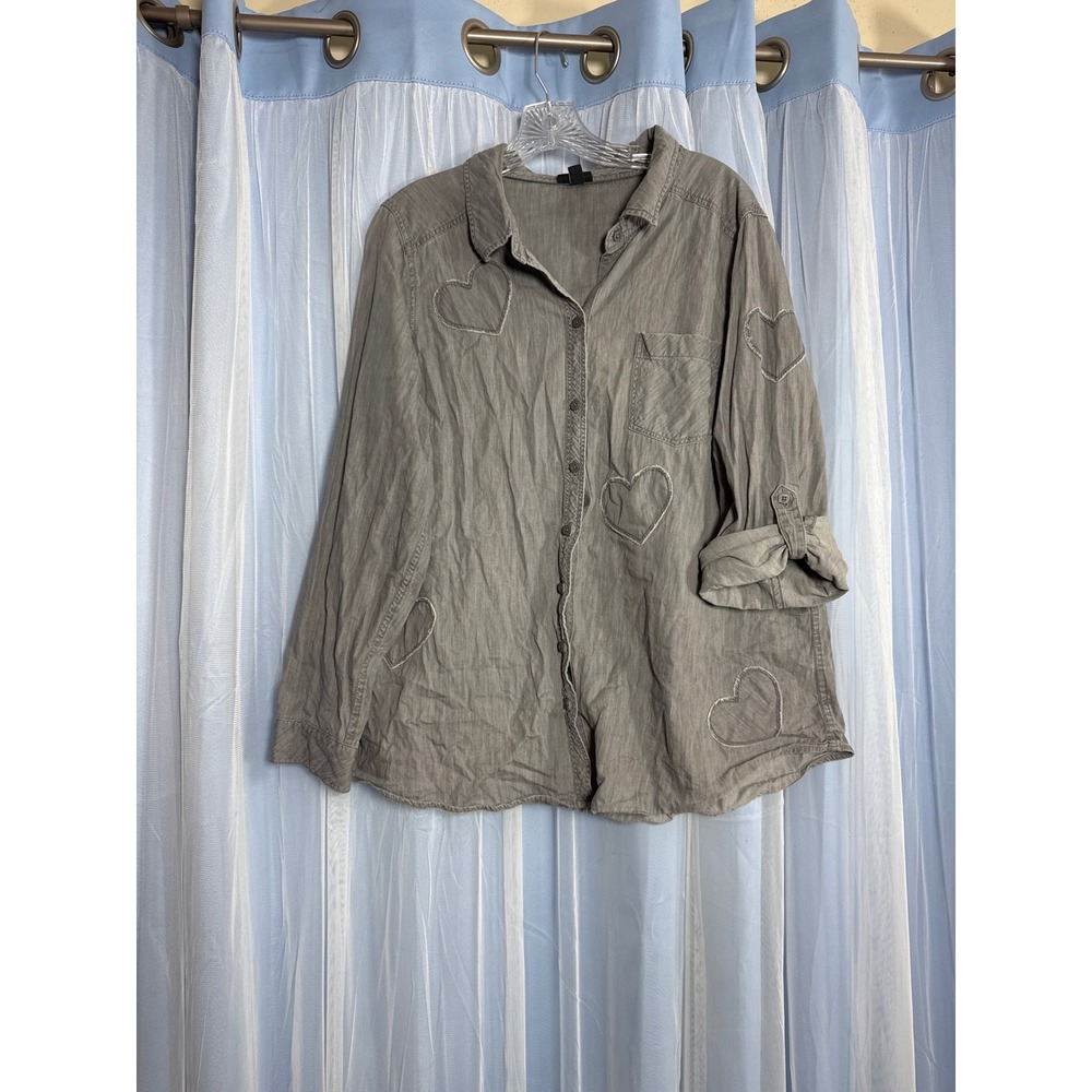 Torrid Shirt Womens 2 Heart Embroidered Grey Button-down EUC